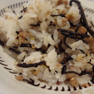 肉味噌とひじきの混ぜ混ぜご飯